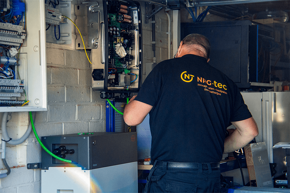 Installatie van een BYD thuisbatterij in Roeselare.