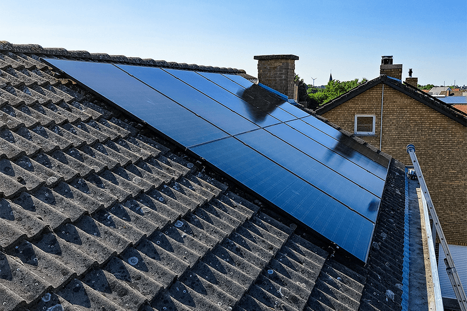 Installatie zonnepanelen in Roeselare.