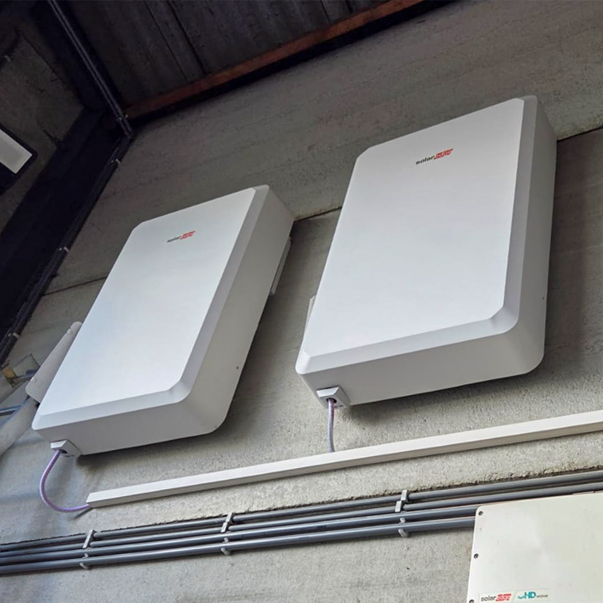 Twee SolarEdge thuisbatterijen netjes gemonteerd aan de muur bij een energie-upgrade in Beernem.