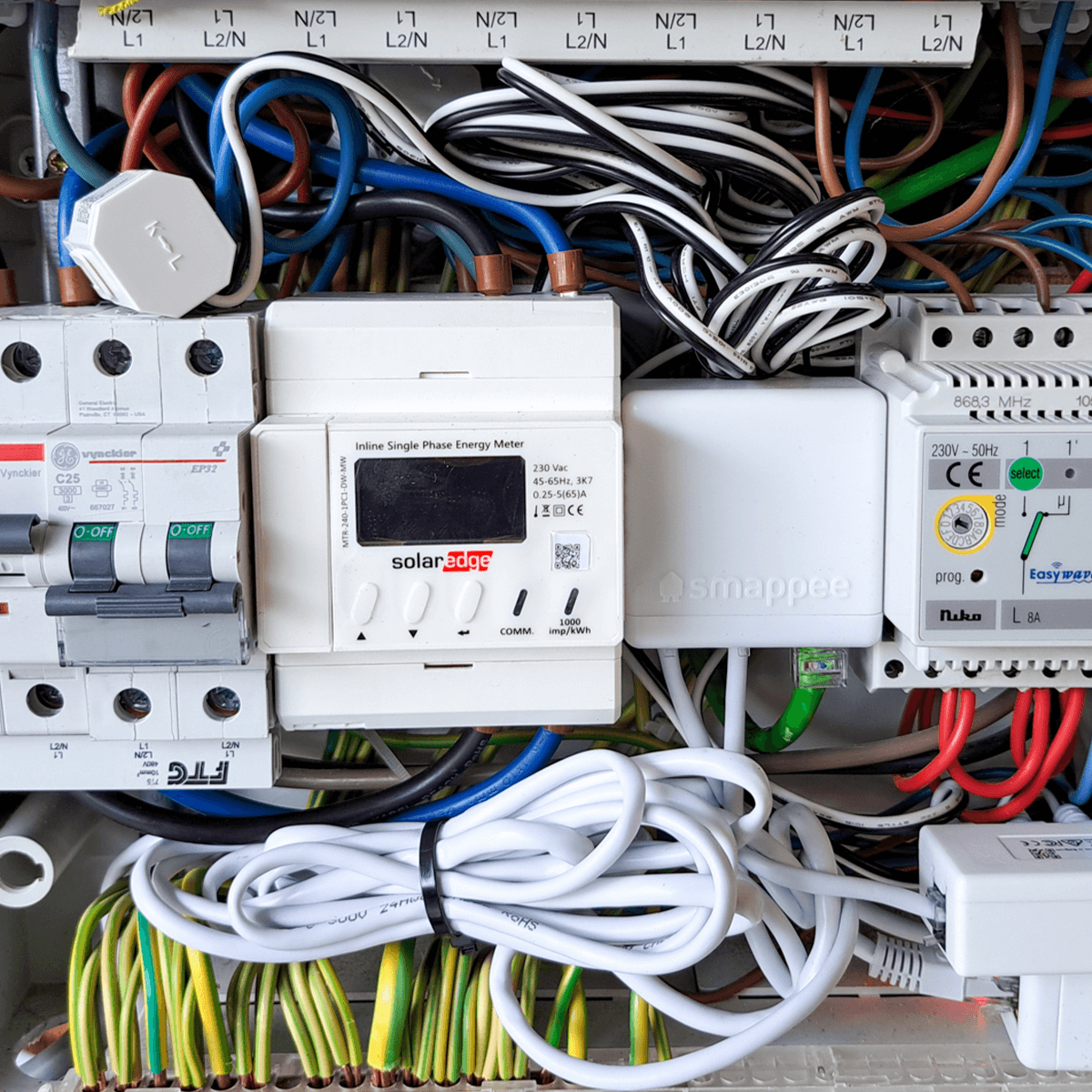 SolarEdge 1F inline energiemeter in de elektriciteitskast voor monitoring van zonnepanelen en thuisbatterij in Middelkerke.