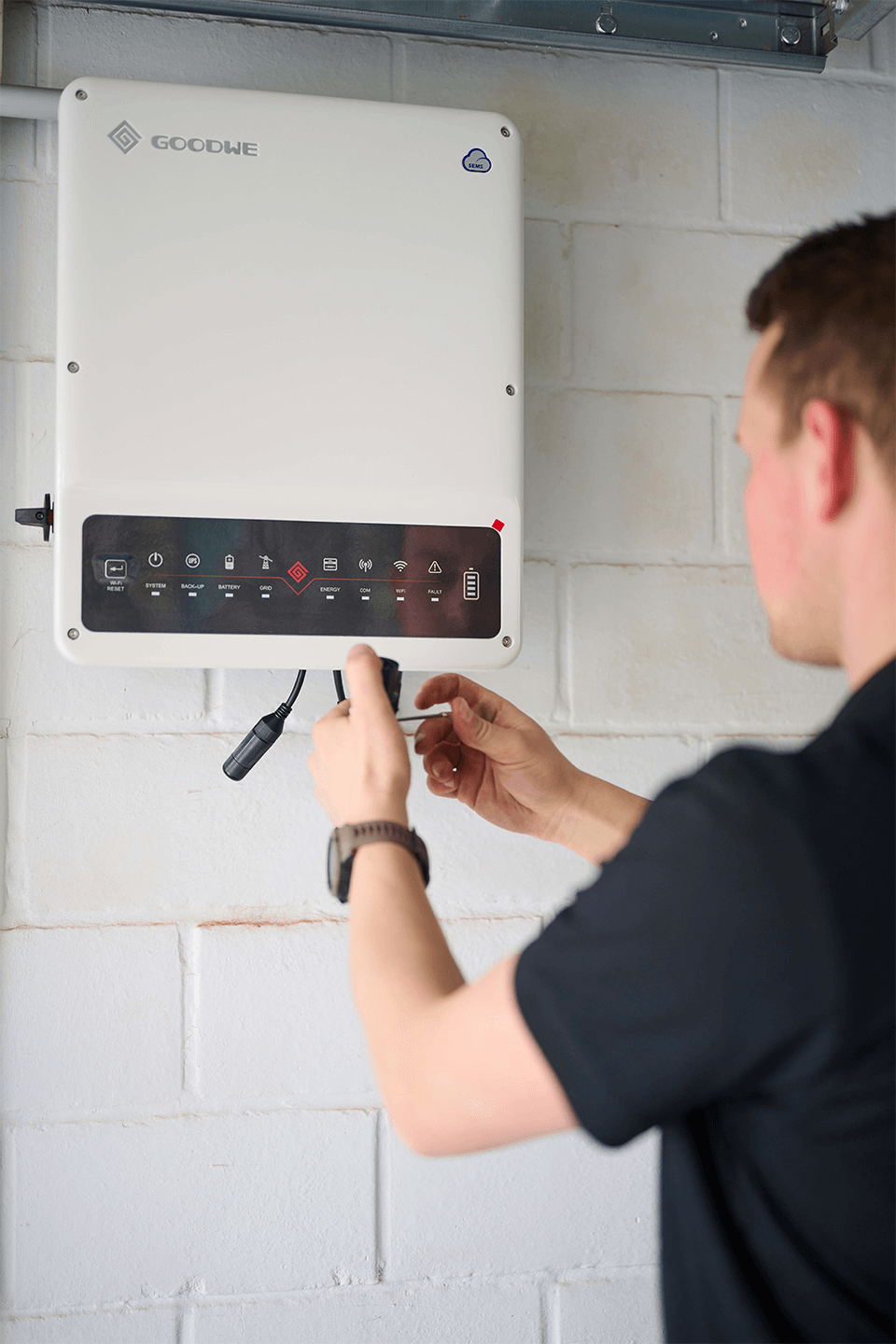 Installateur van NRG-TEC sluit een GoodWe-omvormer aan voor een optimale werking van de PV-installatie.