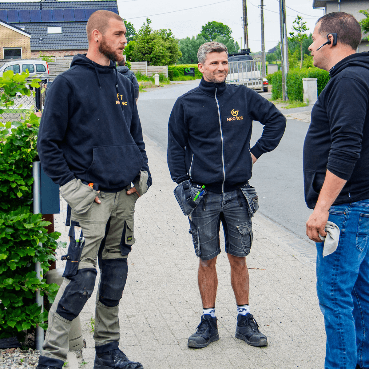 Bestuurder Davy en installateur Gilles in gesprek met de klant in Lichtervelde.