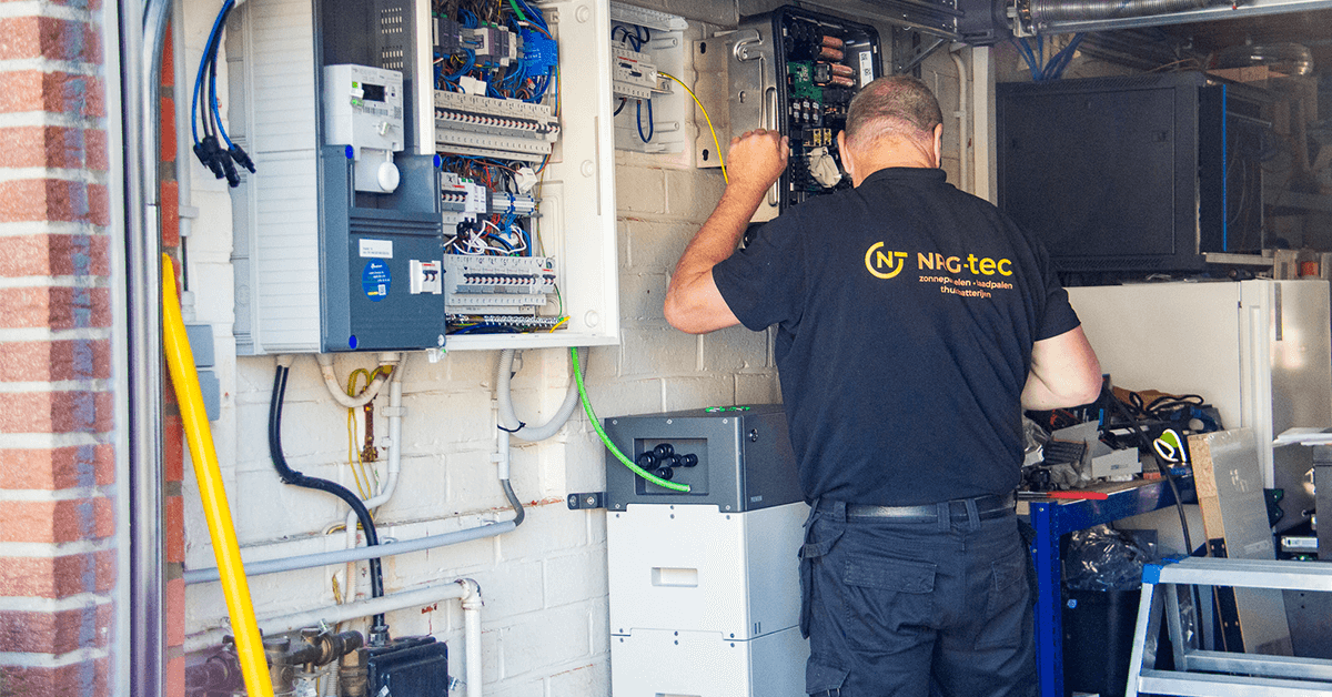 Slimme uitbreiding van zonnepanelen met thuisbatterij voor Mathias in Roeselare